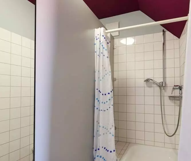 ルームシェアのワンベッド, Youth Hostel Würzburg