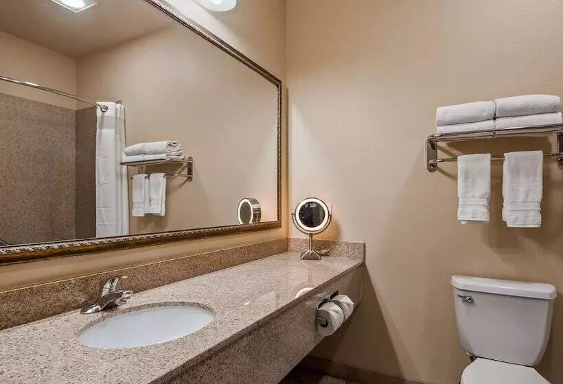 スイート, Best Western Plus Crown Colony Inn & Suites