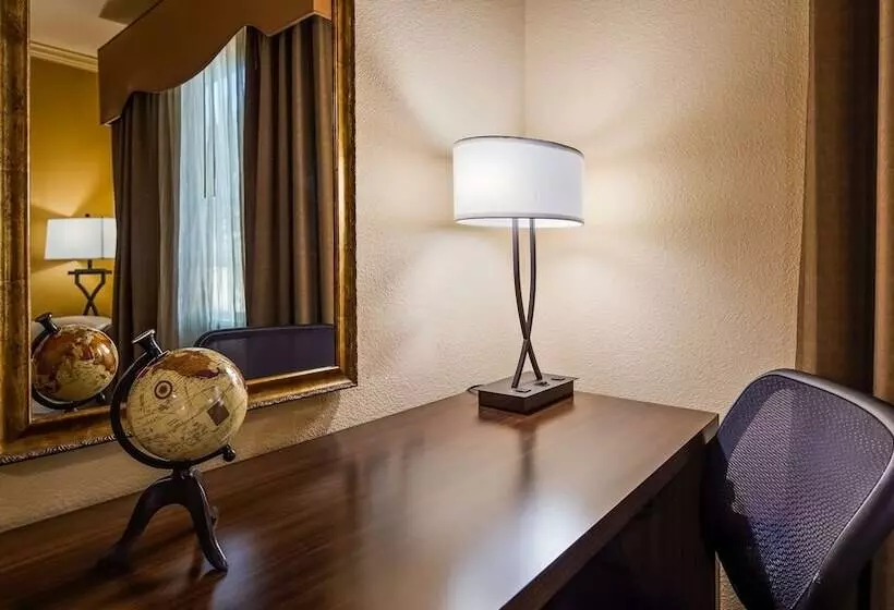 スイート, Best Western Plus Crown Colony Inn & Suites