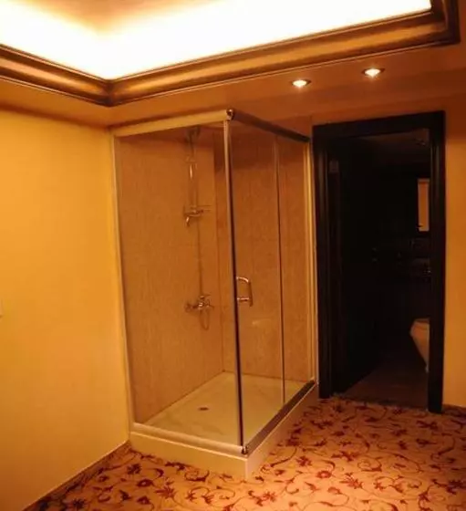 سوییت دوبلکس, Queens Suite