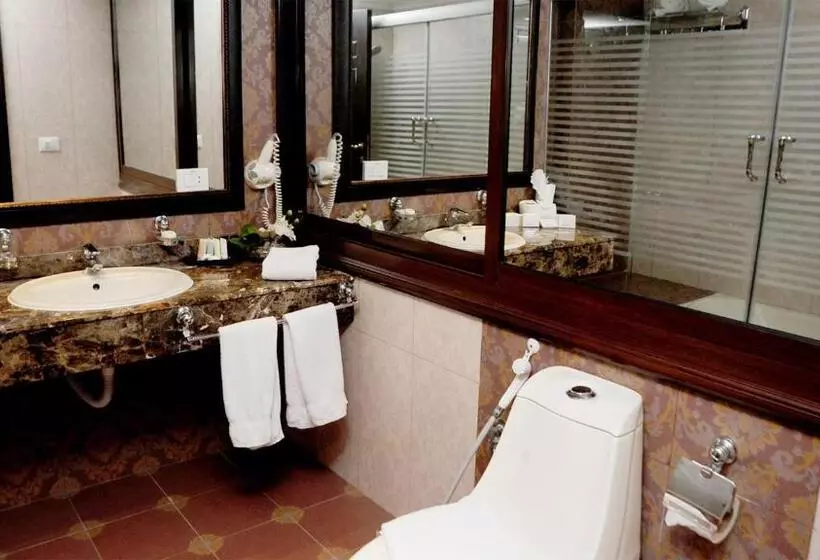 سوییت دوبلکس, Queens Suite