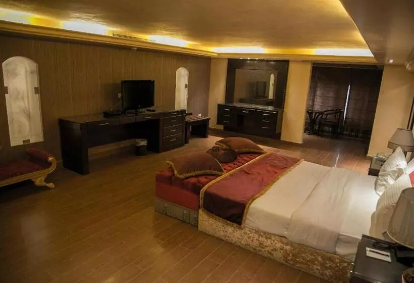 سوییت دوبلکس, Queens Suite