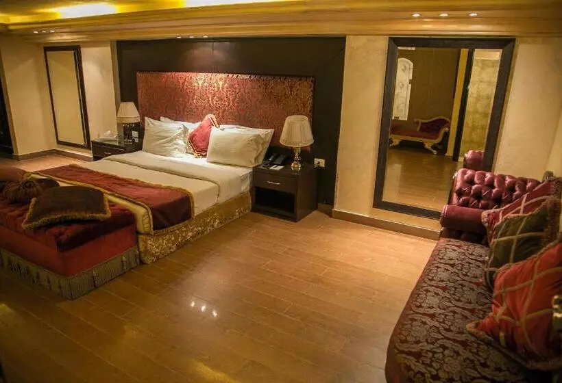سوییت دوبلکس, Queens Suite