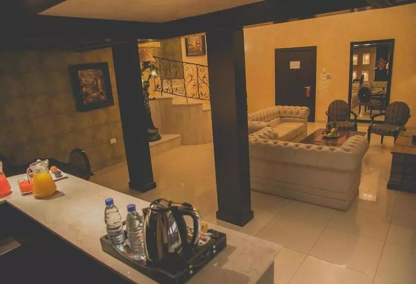 سوییت دوبلکس, Queens Suite