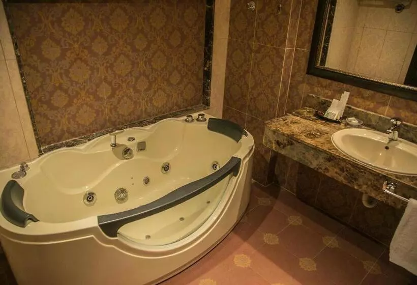سوییت دوبلکس, Queens Suite