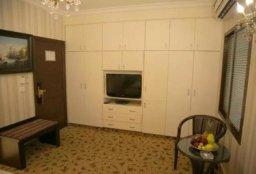 سوییت جونیور, Queens Suite