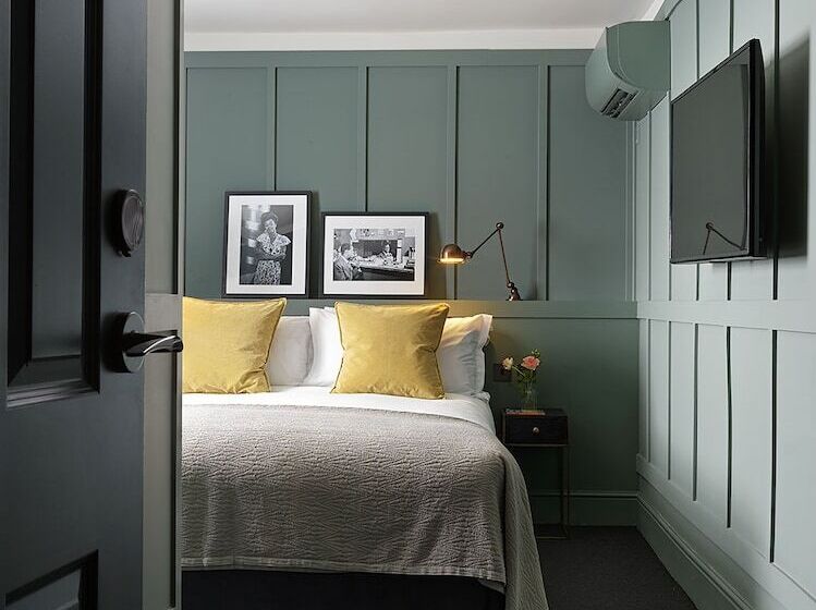 חדר סטנדרט, The George