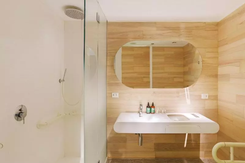 اتاق استاندارد با تخت بزرگ برای معلولان, Voco Milan Fiere, An Ihg