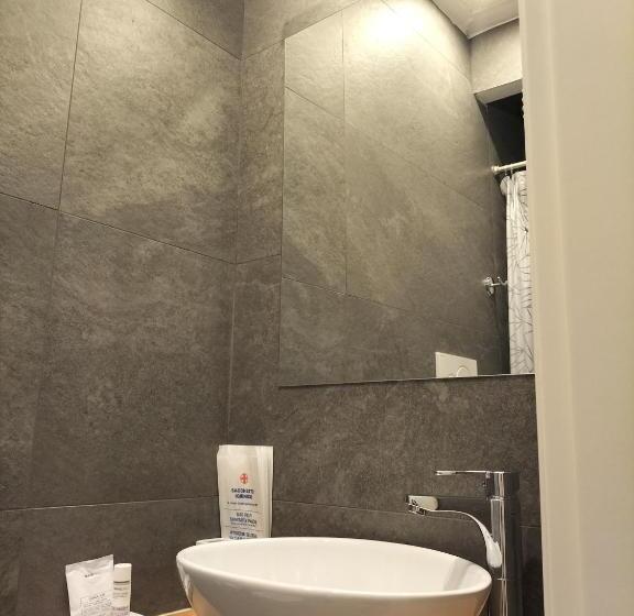 اتاق استاندارد یک نفره, Camilla Guelfa