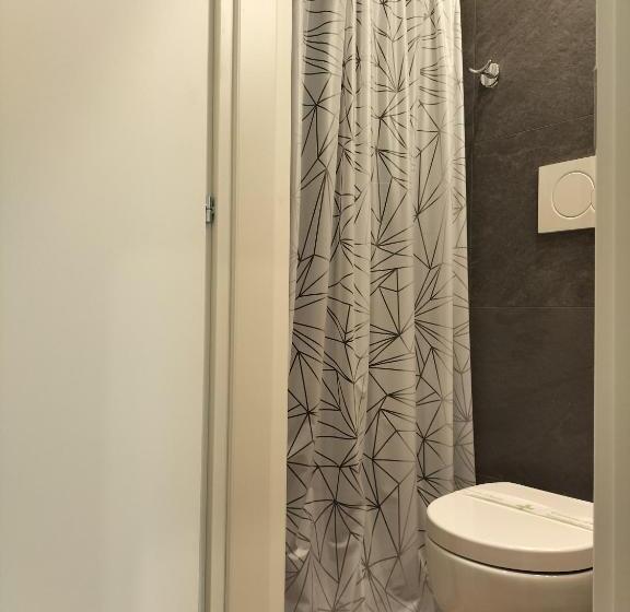 اتاق استاندارد یک نفره, Camilla Guelfa