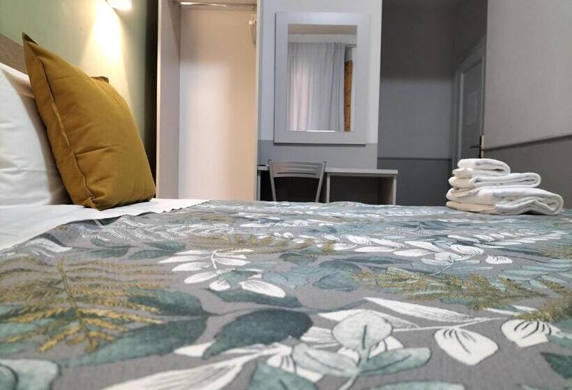 اتاق استاندارد, Camilla Guelfa