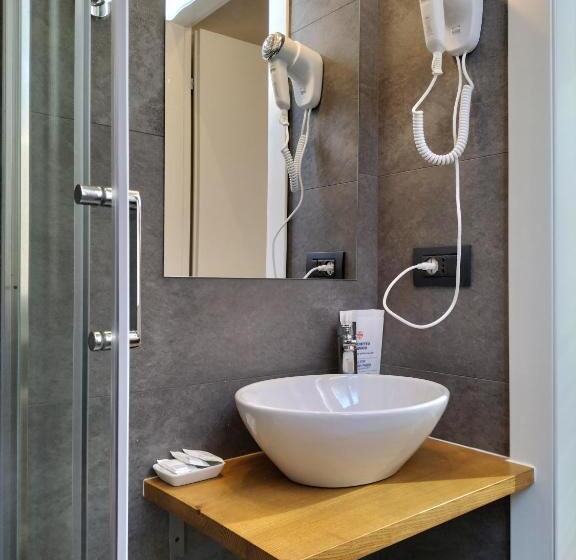 اتاق استاندارد سه نفره, Camilla Guelfa