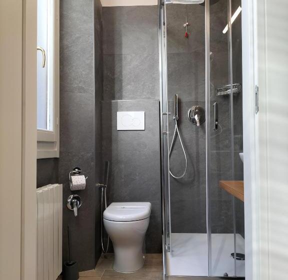 اتاق استاندارد سه نفره, Camilla Guelfa