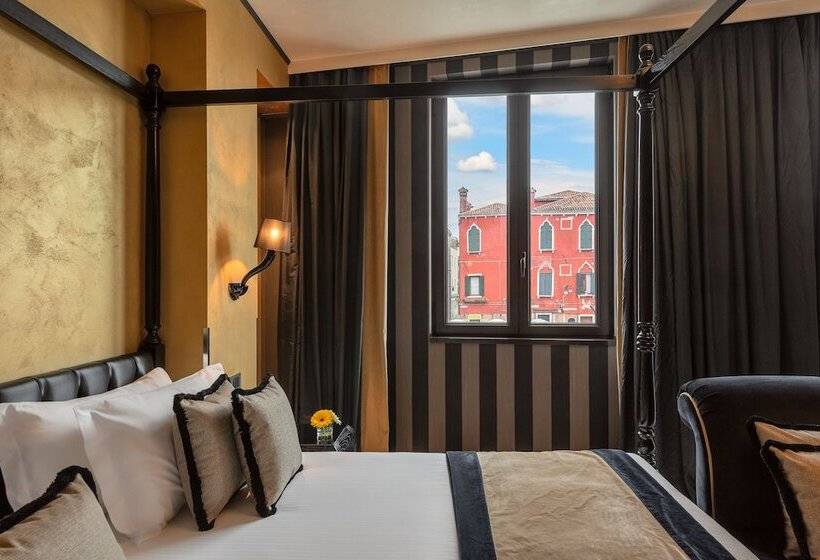 Suite met Uitzicht, Carnival Palace   Venice Collection