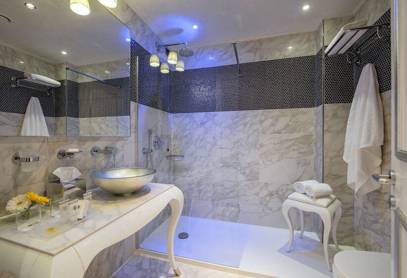 Suite met Jacuzzi, Carnival Palace   Venice Collection