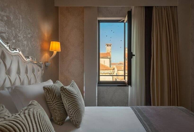 Suite met Jacuzzi, Carnival Palace   Venice Collection
