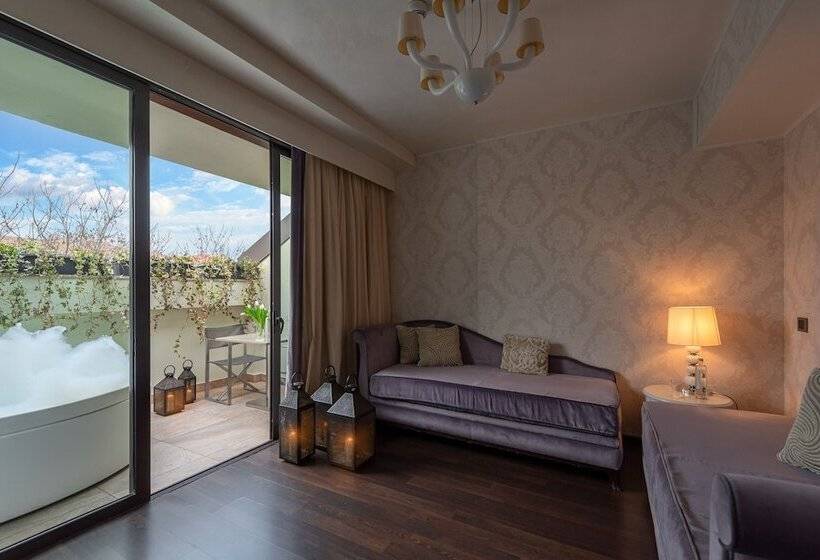 سوئیت با وان آب گرم, Carnival Palace   Venice Collection