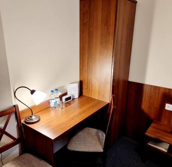 غرفة قياسية, Hit