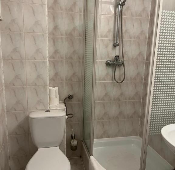 غرفة قياسية ثلاثية, Hit