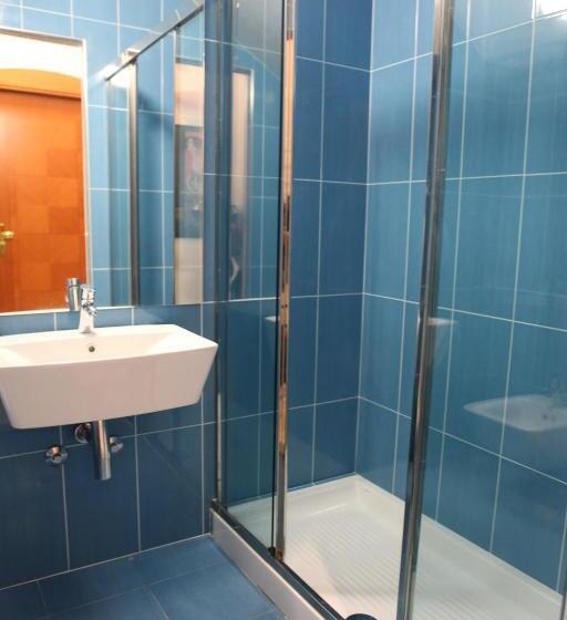 اتاق استاندارد سه نفره, Parigi