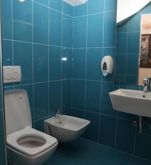 اتاق استاندارد سه نفره, Parigi