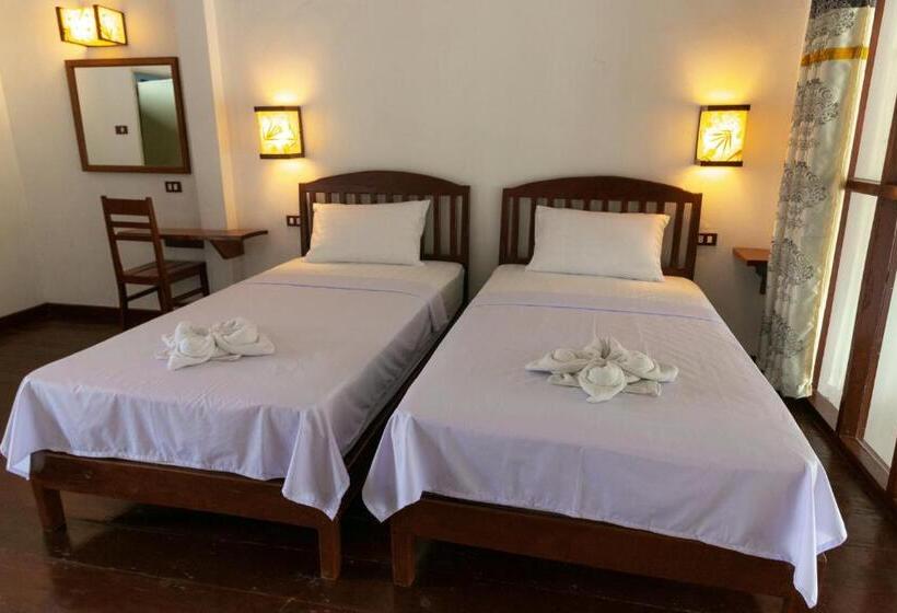 Deluxe room with river view, Dokchampa Guesthouse