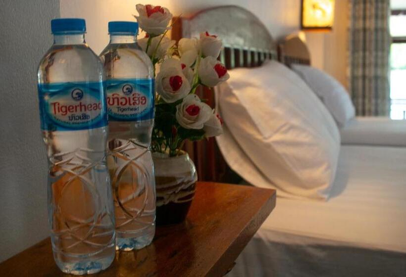 Deluxe room with river view, Dokchampa Guesthouse