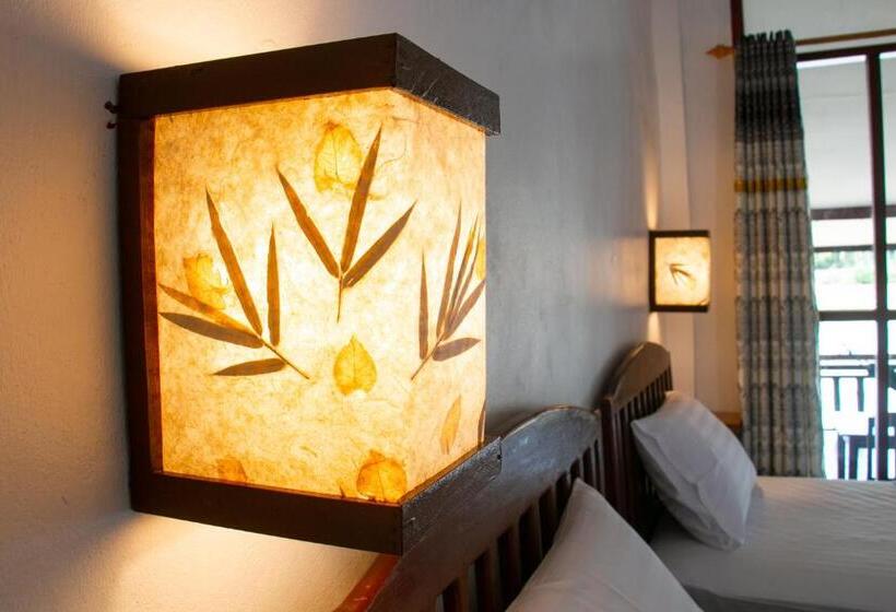 Deluxe room with river view, Dokchampa Guesthouse