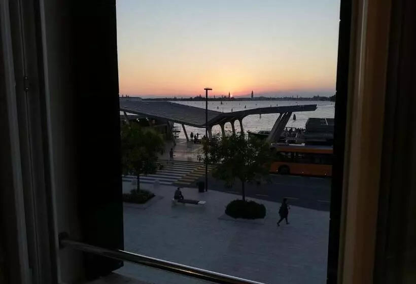 اتاق استاندارد با چشم‌انداز دریاچه, Belvedere