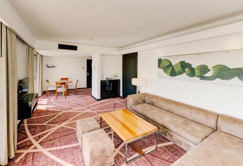 جناح مزود بتراس, Cinnamon Lakeside