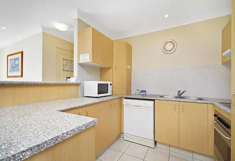 2 Bedroom Apartment with Views, Golden Riviera Absolute Beachfront Resort