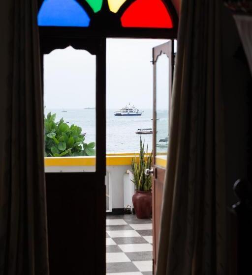 اتاق خانوادگی با چشمانداز دریا, Tembo House