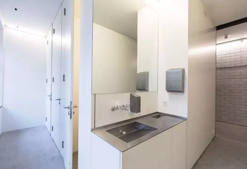 اتاق استاندارد با سرویس بهداشتی مشترک, Basel Youth Hostel