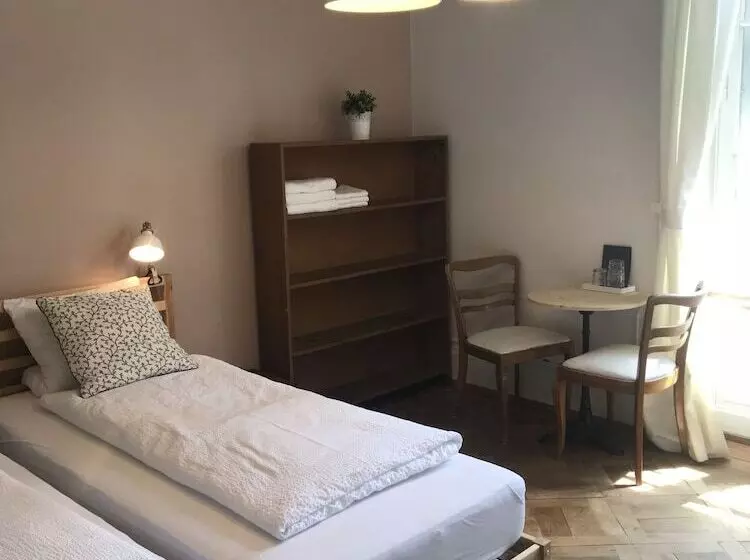 バスルーム共有のトリプルスタンダード, The Bed + Breakfast
