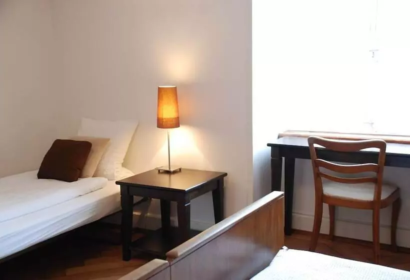 バスルーム共有のトリプルスタンダード, The Bed + Breakfast