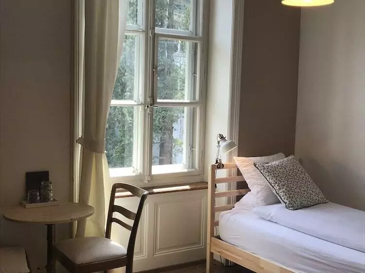 バスルーム共有のトリプルスタンダード, The Bed + Breakfast