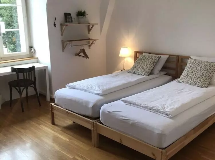 バスルーム共有のトリプルスタンダード, The Bed + Breakfast