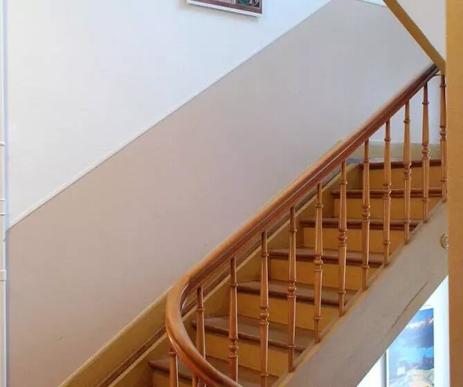 バスルーム共有のトリプルスタンダード, The Bed + Breakfast