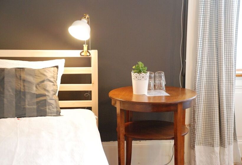 חדר סטנדרטי לארבעה עם חדר אמבטיה משותף, The Bed + Breakfast