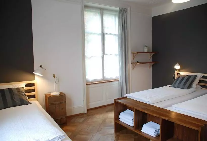 浴室共有スタンダード４人用ルーム, The Bed + Breakfast