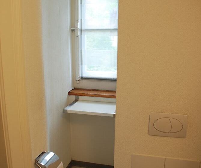 חדר סטנדרטי לארבעה עם חדר אמבטיה משותף, The Bed + Breakfast