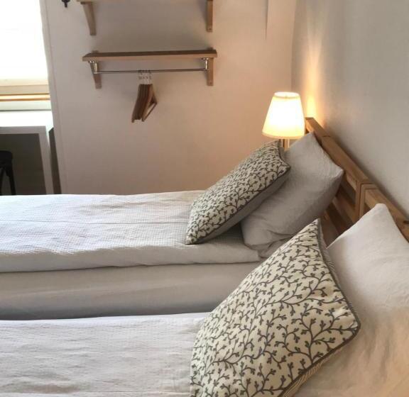 חדר סטנדרט לשלושה עם חדר אמבטיה משוף, The Bed + Breakfast