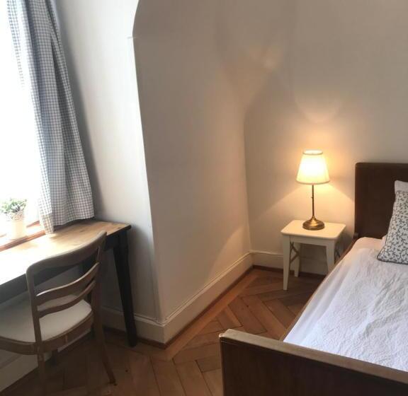 חדר סטנדרט לשלושה עם חדר אמבטיה משוף, The Bed + Breakfast