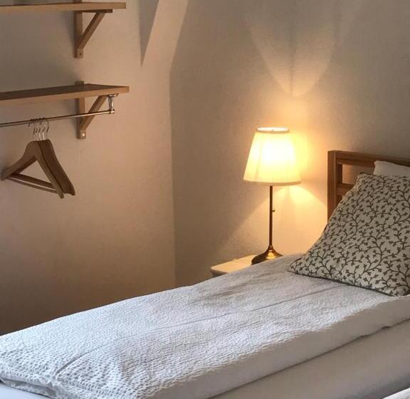 חדר סטנדרט לשלושה עם חדר אמבטיה משוף, The Bed + Breakfast