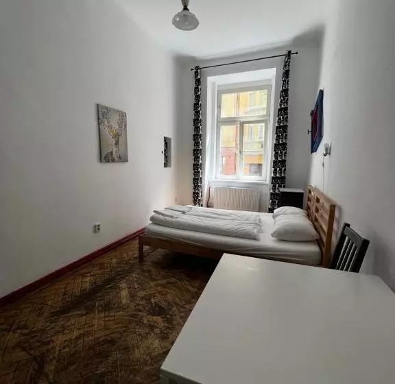 اتاق استاندارد با سرویس بهداشتی مشترک, Clown And Bard Hostel