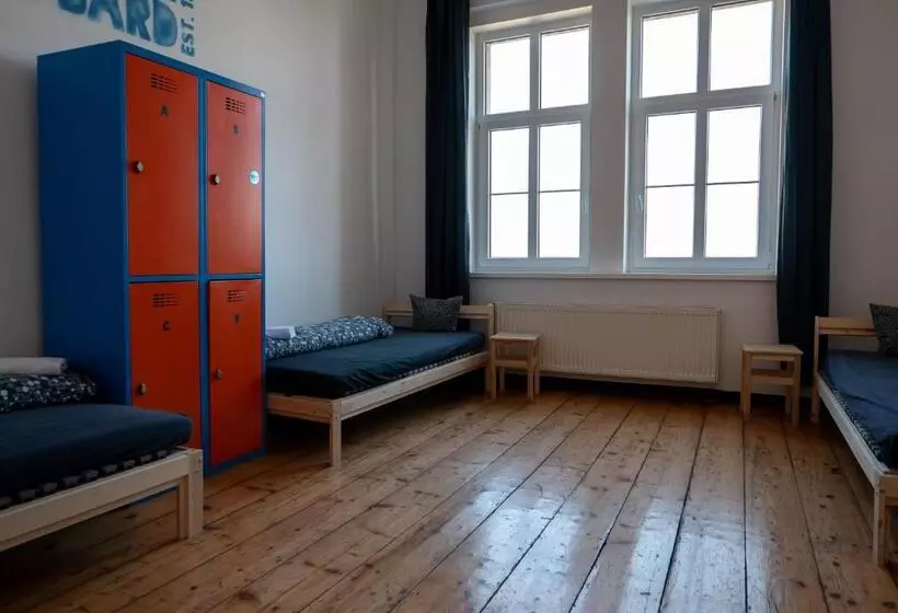 اتاق استاندارد چهارنفره با سرویس بهداشتی مشترک, Clown And Bard Hostel