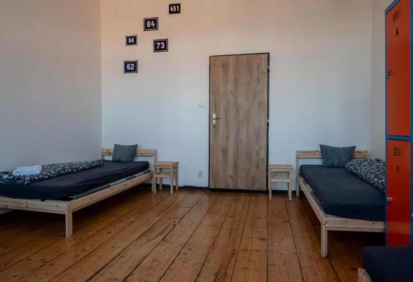 اتاق استاندارد چهارنفره با سرویس بهداشتی مشترک, Clown And Bard Hostel