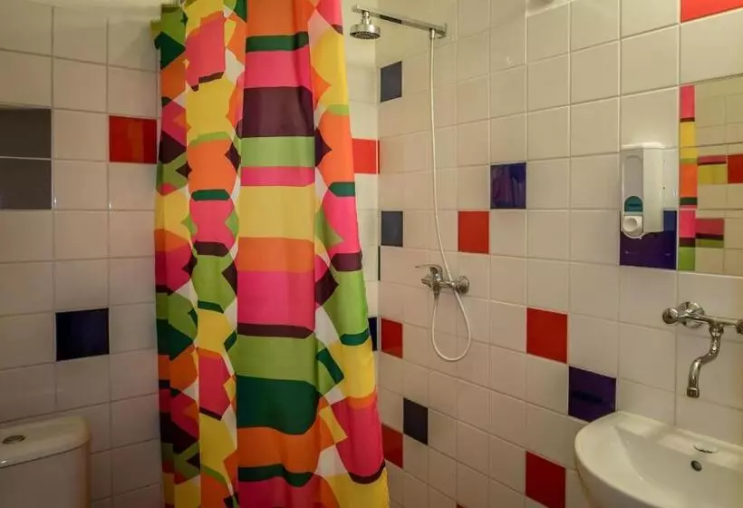 اتاق استاندارد چهارنفره با سرویس بهداشتی مشترک, Clown And Bard Hostel