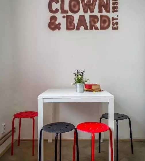 اتاق استاندارد چهارنفره با سرویس بهداشتی مشترک, Clown And Bard Hostel