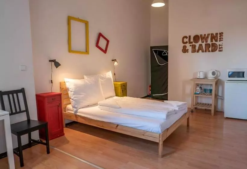 اتاق استاندارد, Clown And Bard Hostel